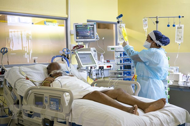 Nhân viên y tế chăm sóc bệnh nhân COVID-19 tại một bệnh viện ở Cayenne, Pháp ngày 25-9-2021. (Ảnh: AFP/TTXVN)