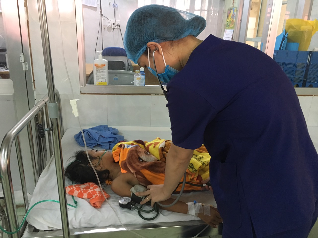Các bệnh nhi bị ngộ độc nấm đang được điều trị ở Bệnh viện đa khoa Minh Hóa.
