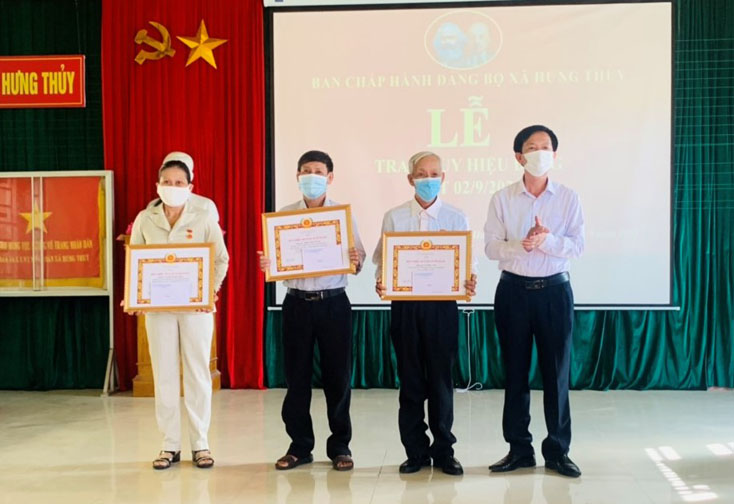 Lãnh đạo Ban Tuyên giáo Huyện ủy Lệ Thủy trao Huy hiệu Đảng cho các đảng viên tại xã Hưng Thủy