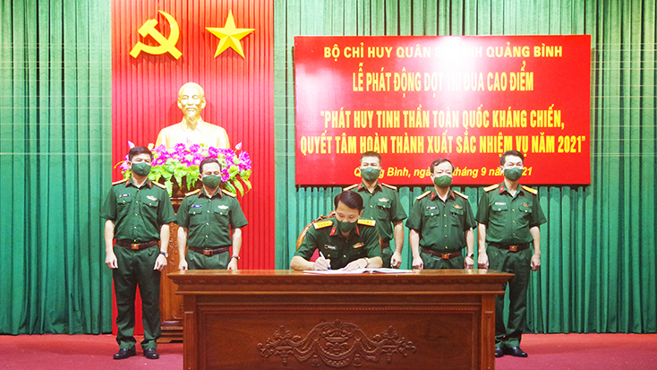 Đại tá Đinh Xuân Hướng, Chính ủy, Chủ tịch Hội đồng Thi đua khen thưởng Bộ CHQS tỉnh ký chứng giám giao ước thi đua.