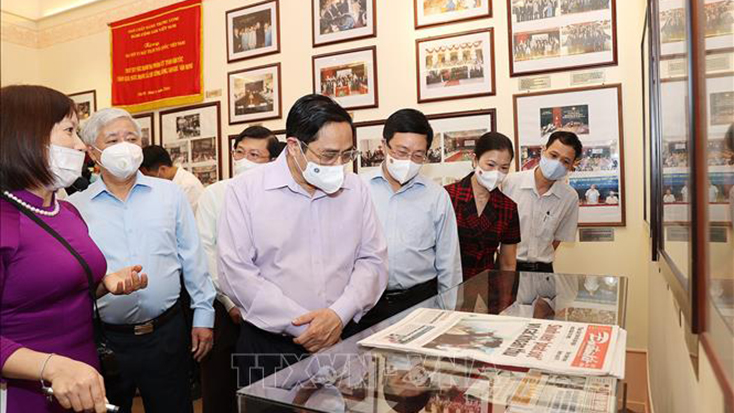 Thủ tướng Phạm Minh Chính thăm Phòng truyền thống của Ủy ban Trung ương Mặt trận Tổ quốc Việt Nam. Ảnh: Dương Giang/TTXVN