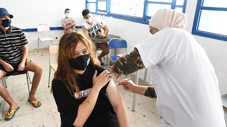 Nhân viên y tế tiêm vaccine ngừa COVID-19 cho người dân tại Tunis, Tunisia, ngày 26-9-2021. Ảnh: THX/TTXVN
