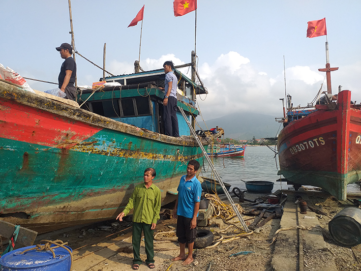 CCB Cao Xuân Đố tại cơ sở đóng tàu thuyền của gia đình. 