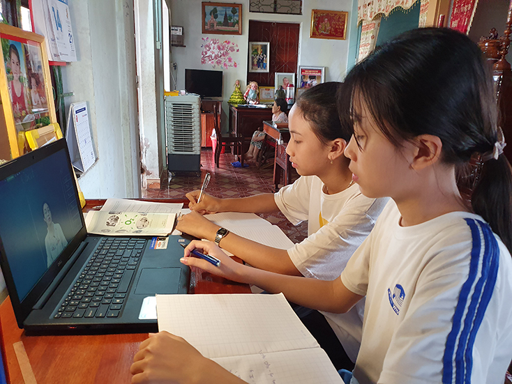 Học sinh tại huyện Lệ Thủy học trực tuyến tại nhà.
