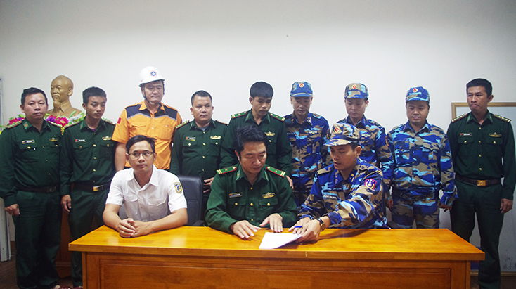 BTL Vùng Cảnh sát biển 1 bàn giao các thuyền viên tàu Thành Công 999 cho Đồn Biên phòng Roòn.