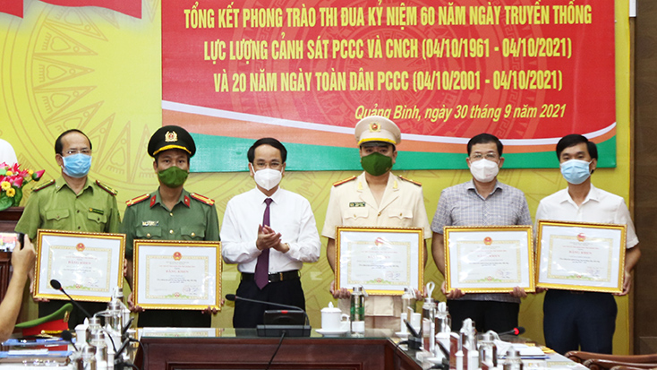 Đồng chí Phan Mạnh Hùng, Phó Chủ tịch UBND tỉnh trao Bằng khen của Chủ tịch UBND tỉnh cho 5 tập thể có thành tích xuất sắc trong công tác PCCC giai đoạn 2001-2021.