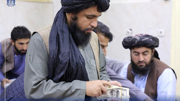 Các tay súng Taliban thu giữ một lượng lớn tiền mặt từ các cựu quan chức chính phủ cũ của Afghanistan. Ảnh: Reuters