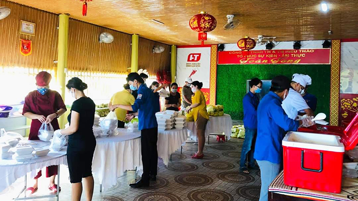 ĐVTN huyện Lệ Thủy phối hợp với các nhà hàng nấu suất ăn miễn phí cho các khu cách ly.