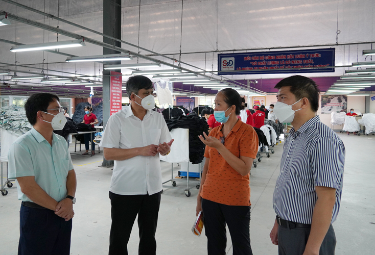 Đồng chí Chủ tịch UBND tỉnh Trần Thắng kiểm tra hoạt động sản xuất của Công ty TNHH TM S&D Quảng Bình.