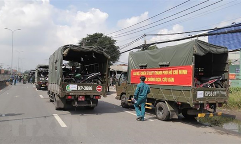 Bộ Tư lệnh Thành phố Hồ Chí Minh phối hợp đưa người dân về quê an toàn