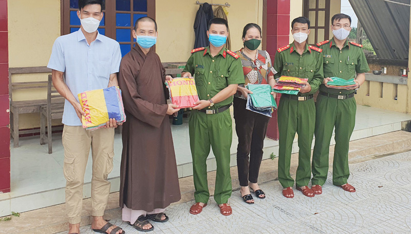 Chùa Kim Nại trao 120 áo mưa cho lực lượng tuyến đầu phòng  chống dịch Covid-19