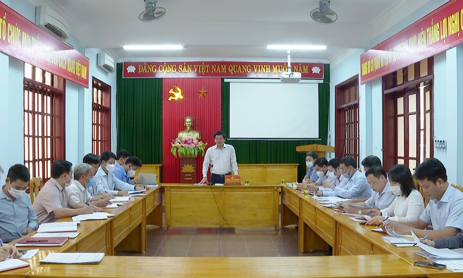 Đồng chí Trưởng ban Tổ chức Tỉnh ủy làm việc với Thường trực Huyện ủy Minh Hóa