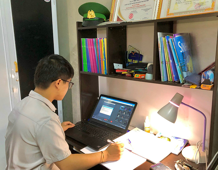Các em học sinh ở Minh Hoá học trực tuyến. Phan Phương