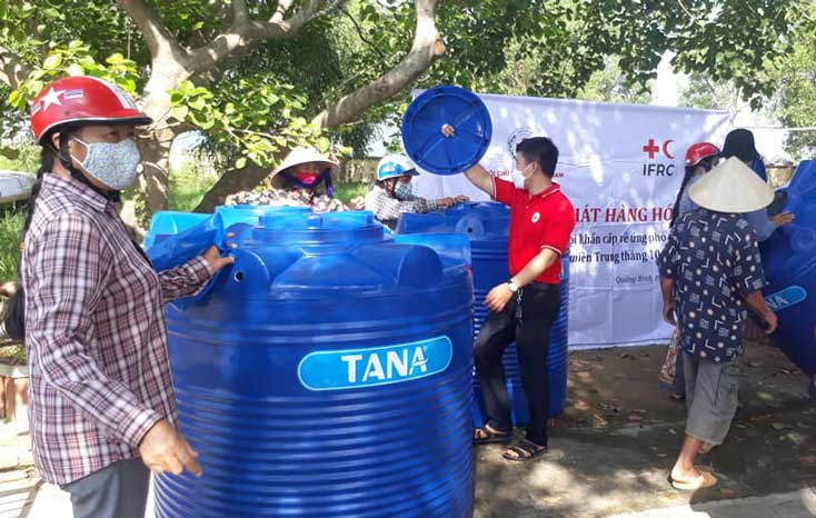 Trao tặng bồn chứ nước giúp người dân vùng ngập lụt chủ động dự trữ nguồn nước sạch. 