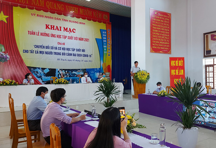 Đồng chí Phó Chủ tịch UBND tỉnh Hồ An Phong phát biểu tại buổi lễ. 