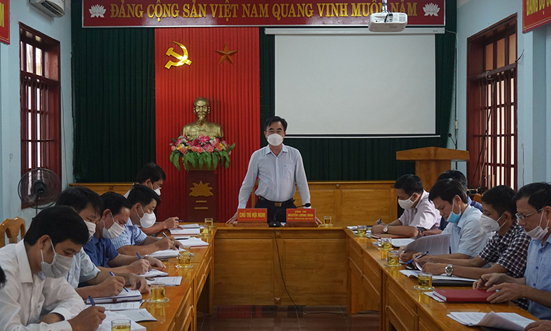 Đồng chí Trưởng ban Nội chính Tỉnh ủy Nguyễn Lương Bình phát biểu đặt vấn đề tại buổi làm việc.