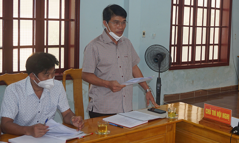 Đồng chí Bí thư Huyện ủy Minh Hóa báo cáo công tác nội chính, phòng chống tham nhũng, cải cách tư pháp; phòng, chống dịch bệnh Covid-19 và phát triển kinh tế-xã hội trên địa bàn.