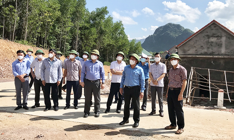 Đồng chí Phó Bí thư Thường trực Tỉnh ủy Trần Hải Châu kiểm tra khu tái định cư tại xã Thạch Hóa.