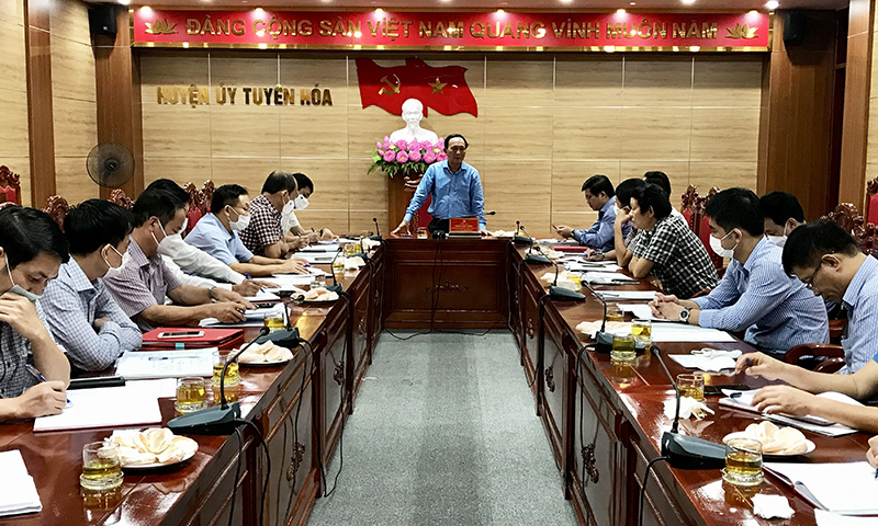 Đồng chí Phó Bí thư Thường trực Tỉnh ủy Trần Hải Châu phát biểu tại buổi làm việc với lãnh đạo huyện Tuyên Hóa.