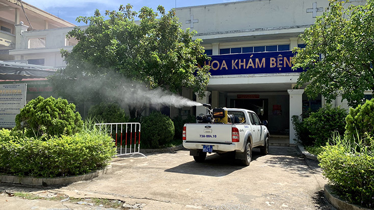 Phun thuốc khử khuẩn tại Bệnh viện đa khoa khu vực Bắc Quảng Bình