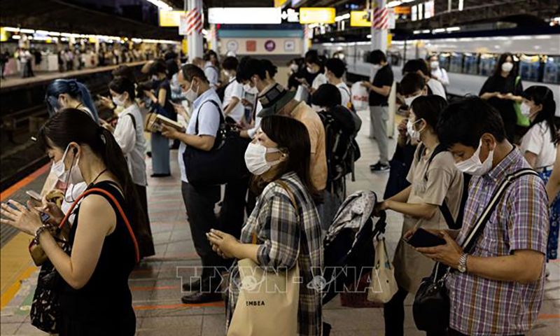 Người dân đeo khẩu trang phòng dịch COVID-19 tại Tokyo, Nhật Bản. Ảnh: AFP/TTXVN