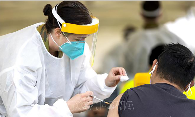 Nhân viên y tế tiêm vaccine ngừa COVID-19 cho người dân tại Dubbo, Australia. Ảnh: AFP/TTXVN