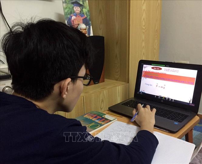 Học sinh trường THPT Việt Đức (Hà Nội) học trực tuyến tại nhà. Ảnh minh họa: TTXVN