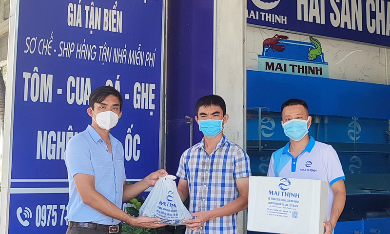 Anh Trần Mạnh Thịnh (người bên trái) mong muốn, sản phẩm đến tay khách hàng luôn bảo đảm tươi ngon và giá bình ổn, ngay cả trong mùa dịch.