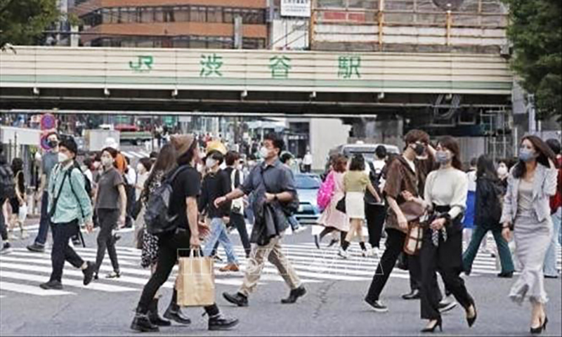 Người dân đeo khẩu trang phòng dịch COVID-19 tại Tokyo, Nhật Bản, ngày 28-9-2021. Ảnh: Kyodo/TTXVN