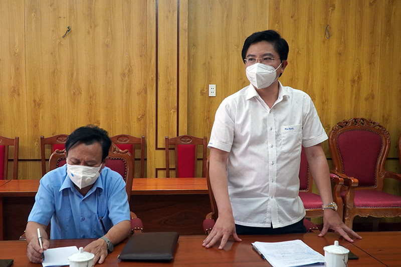 đồng chí Trương An Ninh, Ủy viên Ban Thường vụ Tỉnh ủy, Bí thư Thị ủy Ba Đồn đã báo cáo  tình hình, kết quả phòng chống dịch