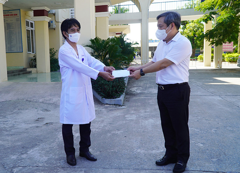 Đồng chí Bí thư Tỉnh ủy Vũ Đại Thắng tặng quà động viên y, bác sĩ Bệnh viện đa khoa Bắc Quảng Bình.