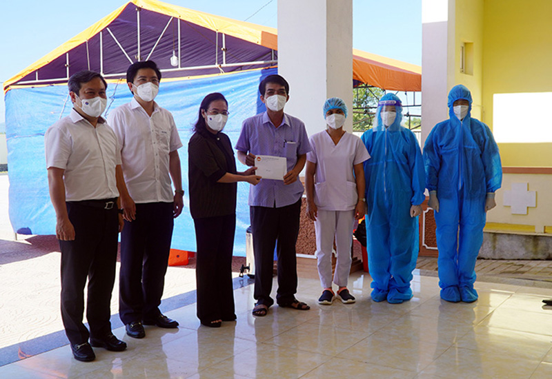 Đoàn công tác tặng quà cán bộ, nhân viên Trung tâm y tế thị xã Ba Đồn.   