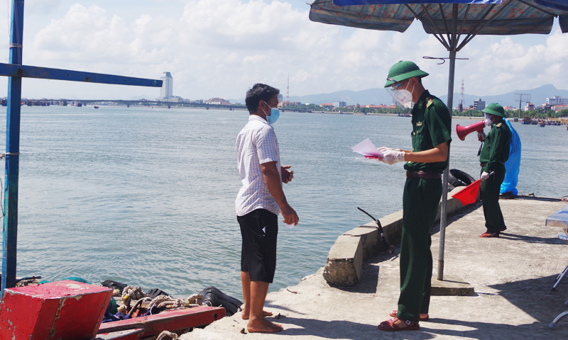 Lực lượng Bộ đội Biên phòng hướng dẫn chủ tàu cá khai báo thông tin về lịch trình.