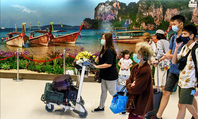 Khách du lịch tới sân bay quốc tế Phuket, Thái Lan. Ảnh tư liệu: AFP/TTXVN