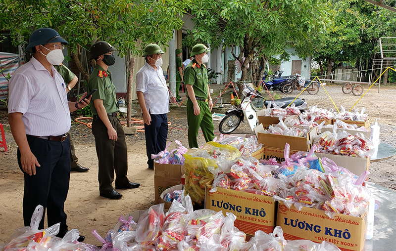 Đồng chí Phó Chủ tịch Thường trực UBND tỉnh Đoàn Ngọc Lâm kiểm tra công tác phòng, chống dịch Covid-19 tại xã Sen Thủy.