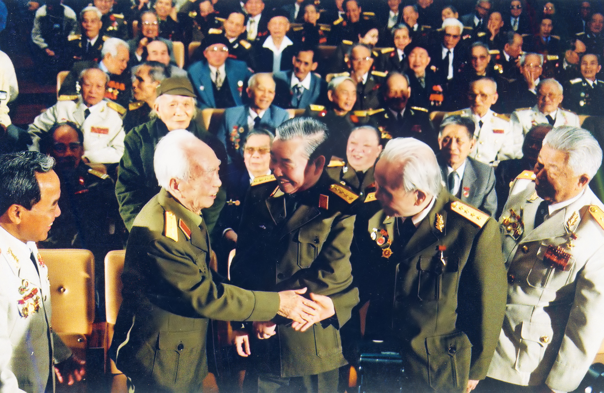 Đại tướng Võ Nguyên Giáp gặp gỡ các anh hùng, chiến sỹ Điện Biên Phủ. Ảnh tư liệu