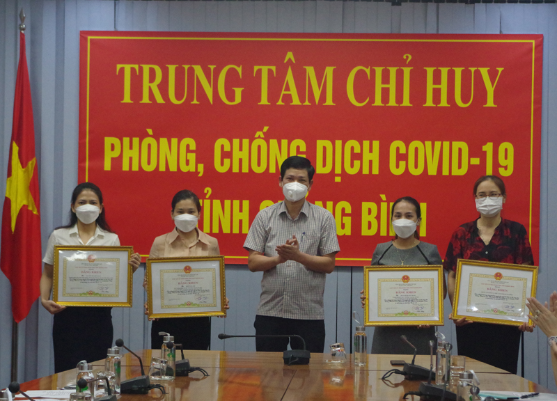 Đồng chí Phó Chủ tịch UBND tỉnh Hồ An Phong trao bằng khen của Chủ tịch UBND tỉnh cho 3 cá nhân và tập thể Trung tâm Dịch vụ việc làm Quảng Bình