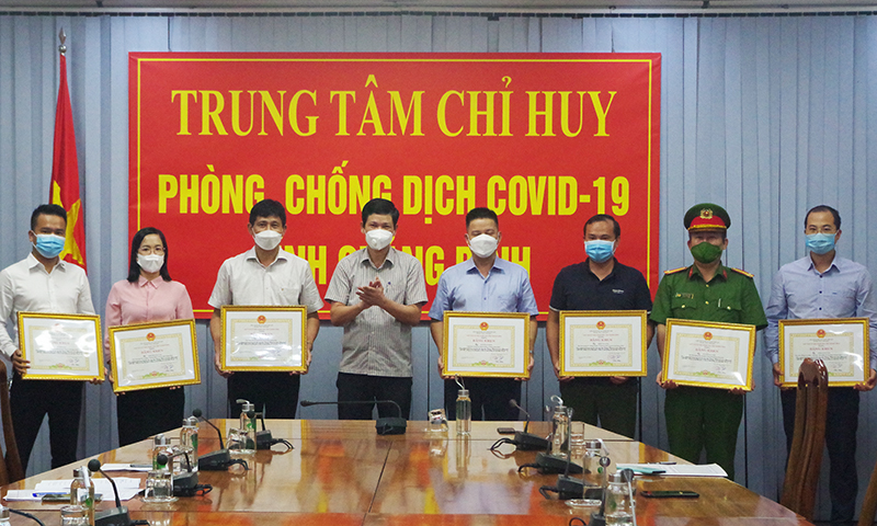 Đồng chí Phó Chủ tịch UBND tỉnh Hồ An Phong trao bằng khen của Chủ tịch UBND tỉnh cho Tổ công tác đặc biệt.