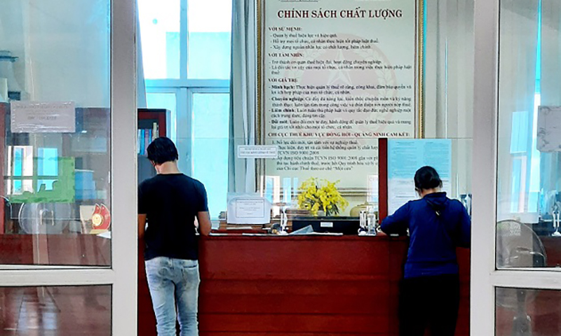 Bộ phận “một cửa” Chi cục Thuế khu vực Đồng Hới-Quảng Ninh tiếp nhận hồ sơ, trả kết quả và hỗ trợ trực tiếp cho người nộp thuế.