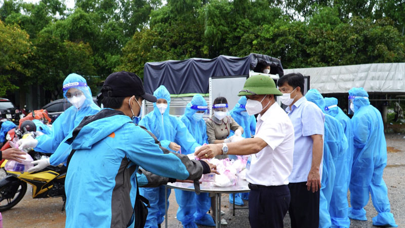 CDC Quảng Bình hỗ trợ các suất ăn miễn phí cho công dân về từ các tỉnh phía Nam tại Chốt kiểm soát phòng, chống dịch Covid-19 Sen Thủy.  