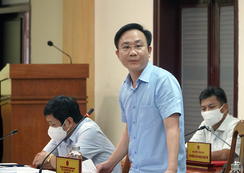 Đồng chí Phó Chủ tịch HĐND tỉnh Hoàng Xuân Tân phát biểu tại hội nghị.