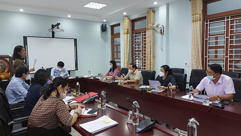 Đại diện lãnh đạo Trường THPT chuyên Quảng Bình báo cáo tóm tắt tình hình dạy học trong thì gian qua.