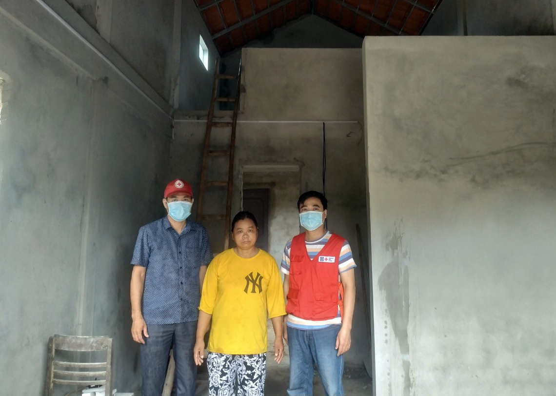 Đại diện các nhà hảo tâm thăm, động viên gia đình chị Nguyễn Thị Búp xây dựng nhà ở mới.