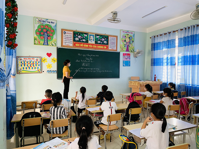 Các trường học ở huyện Tuyên Hóa thực hiện chia lớp giãn cách để học trực tiếp.