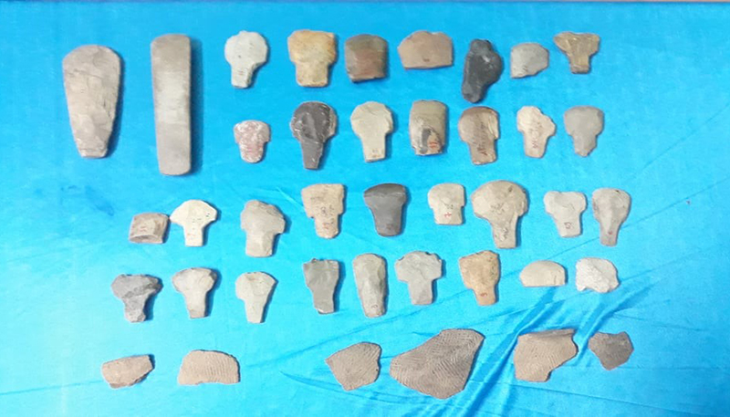 Bộ sưu tập rìu đá và các mảnh gốm của ông Hà Đức Thuyết, thôn Lệ Kỳ 3.