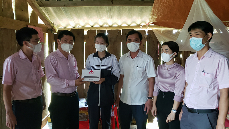 NHCSXH trao tặng máy tính bảng cho em Đặng Thị Huyền Trang, lớp 11A, Trường THPT Hùng Vương (Bố Trạch).
