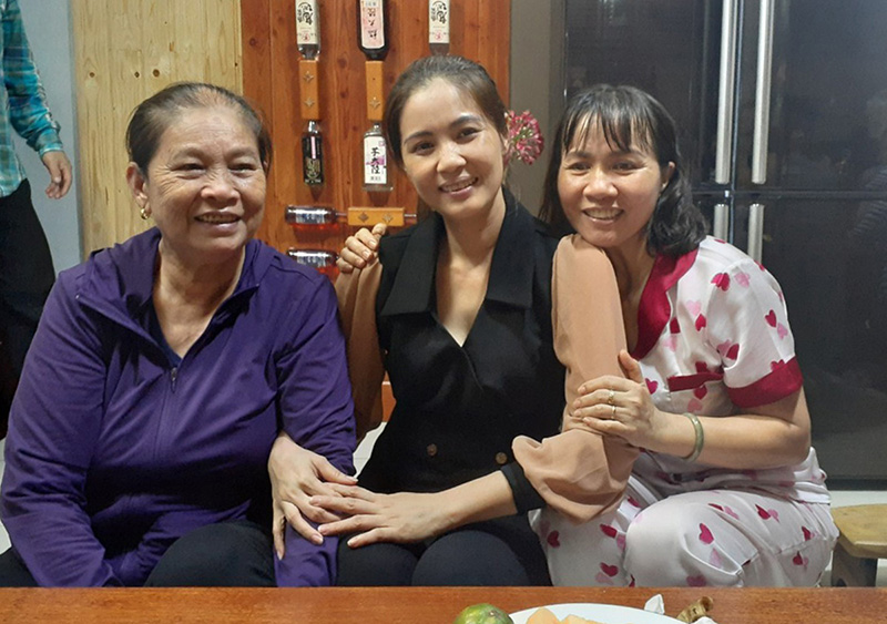 Bà Nguyễn Thị Bình (bên trái): Tôi thật sự cảm ơn tỉnh đã quan tâm và tạo điều kiện cho tôi và nhiều bà con được về quê bằng phương tiện rất an toàn 
