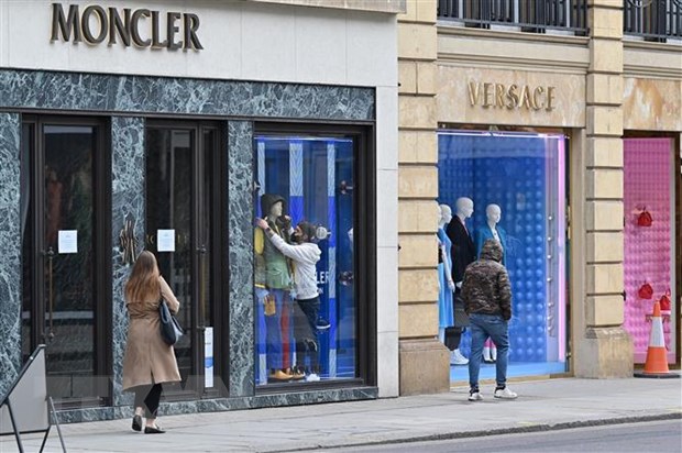 Một cửa hàng thời trang ở London, Anh. (Ảnh: AFP/TTXVN)