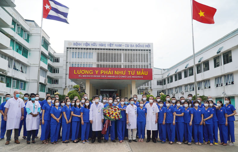 Đoàn cán bộ y tế của Bệnh viện Hữu nghị Việt Nam - Cuba Đồng Hới đang thực hiện nhiệm vụ tại Trung tâm Hồi sức tích cực người bệnh Covid-19 trực thuộc Bệnh viện Trung ương Huế ở quận Tân Phú, TP. Hồ Chí Minh từ ngày 12-8 đến nay.