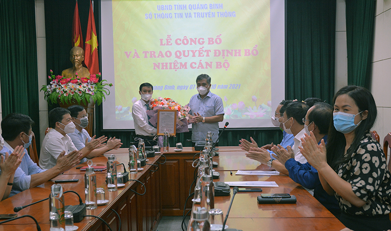 Đồng chí Phó Chủ tịch Thường trực UBND tỉnh Đoàn Ngọc Lâm trao quyết định bổ nhiệm và tặng hoa chúc mừng đồng chí Phó Giám đốc Sở TT-TT.